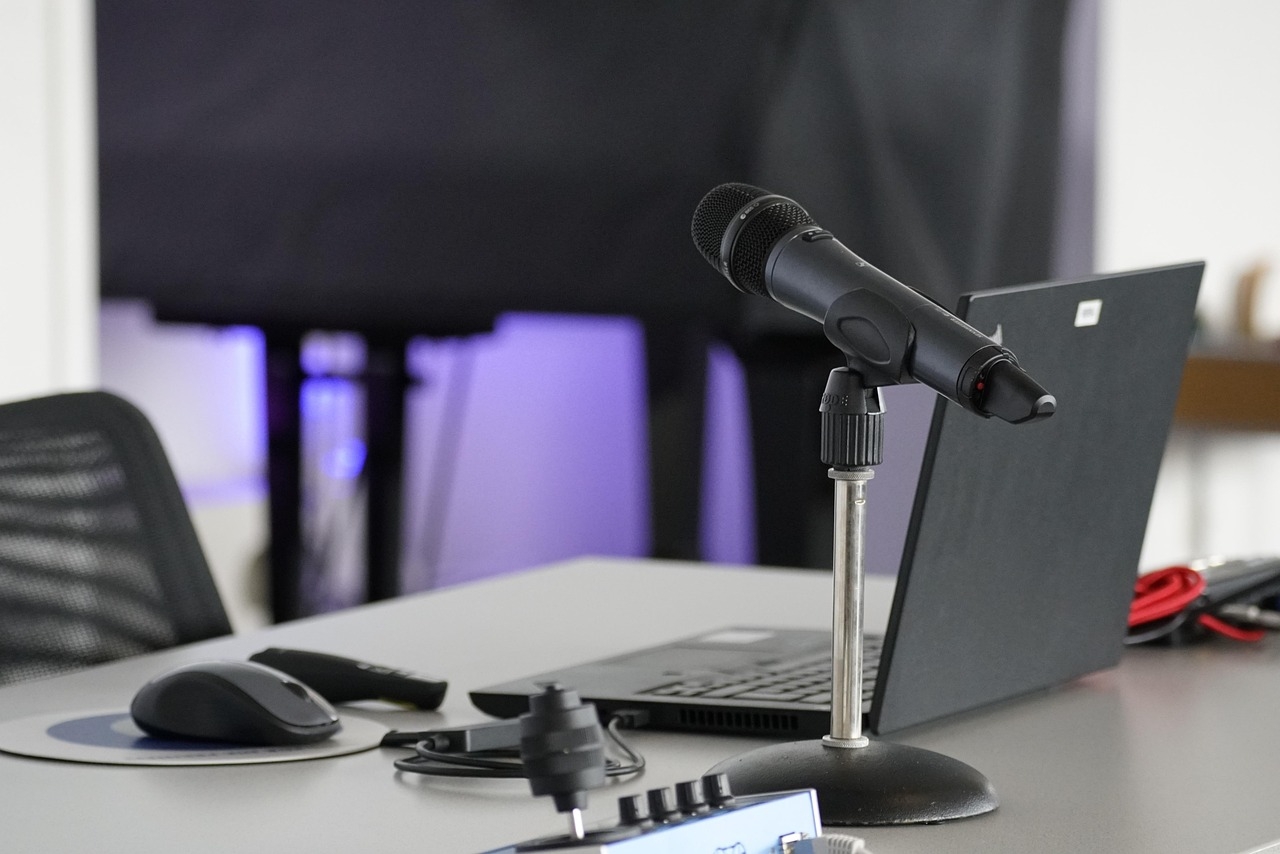 bärbar dator på ett konferensbord